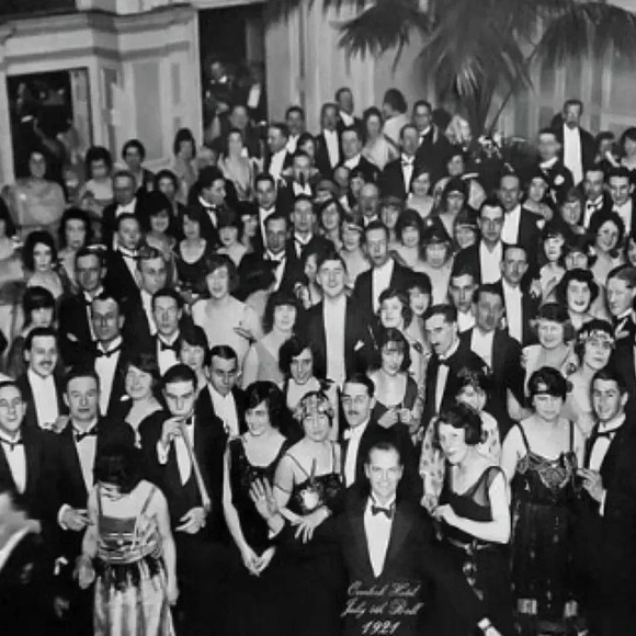 Overlook Hotel Keychain - Picture 4 of 7